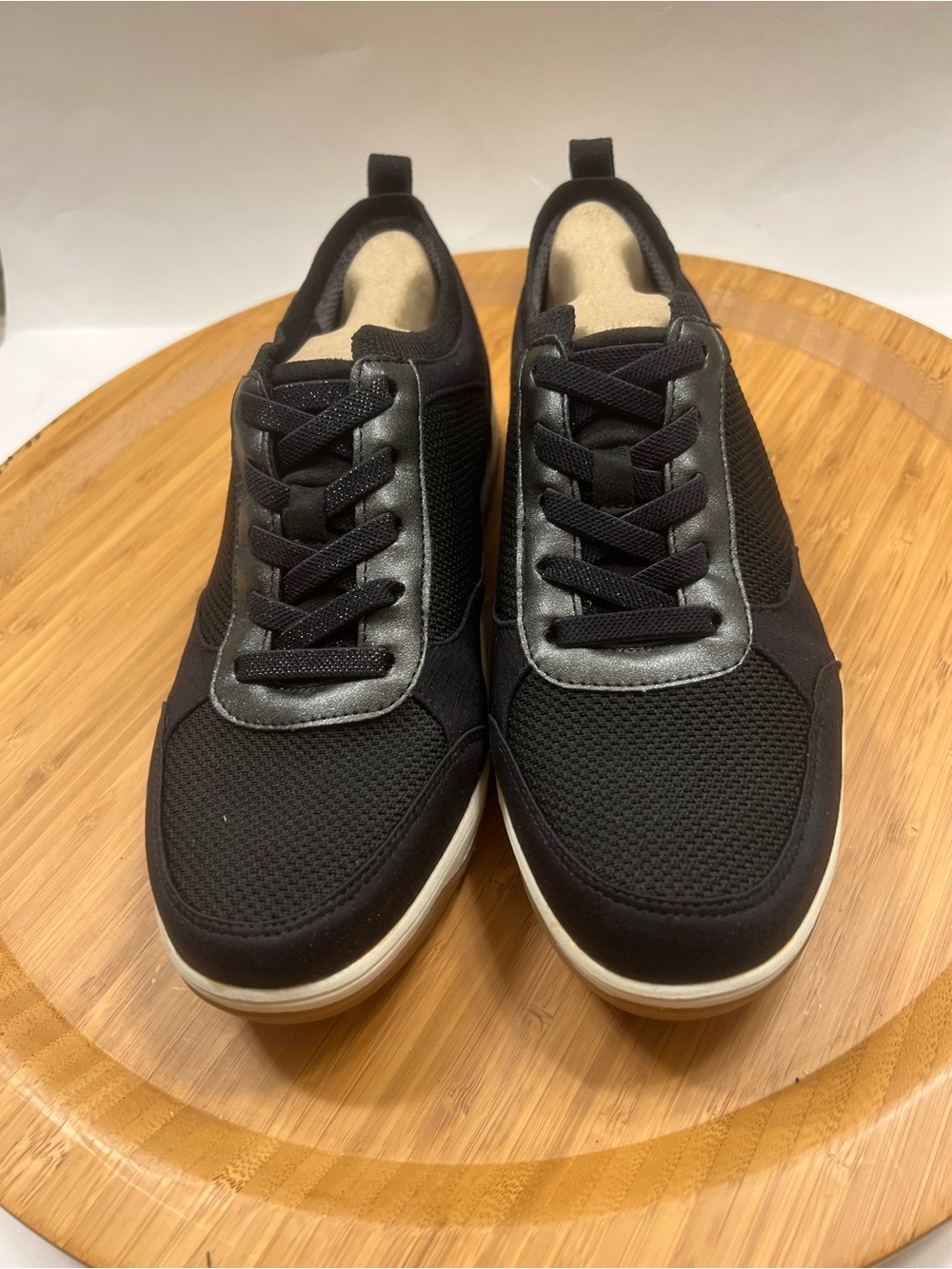 Life Stride BZees Air Step Woman’s Black Mesh Lace-Up Sneakers Size 9